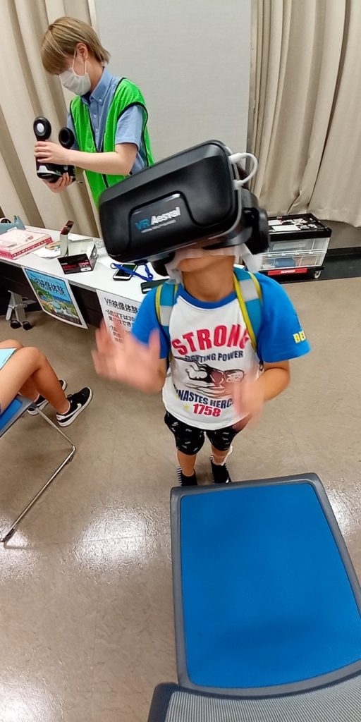 VR映像体験をする小学生